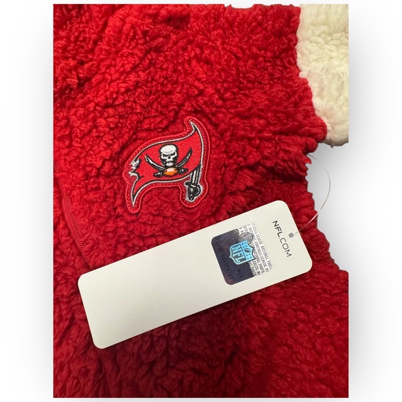 NWT Tampa Bay Buccaneers Baby Bunting Bodysuit – Size 12 Months – Red Sherpa - Picture 5 of 7